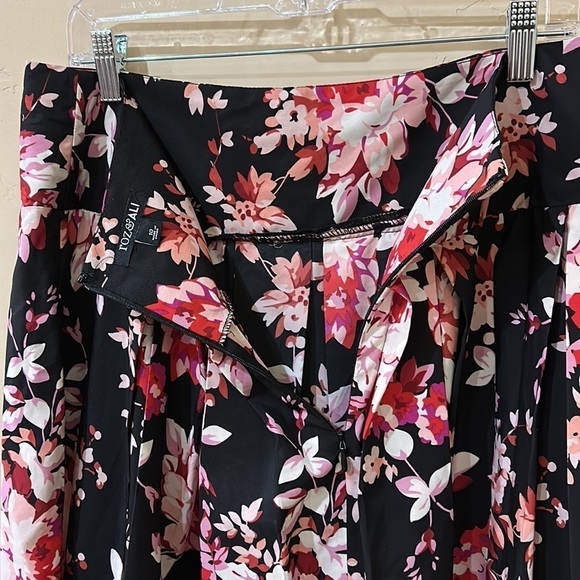 NEW Roz & Ali Pleated Skirt Black & Floral Sz 10 - Picture 5 of 9